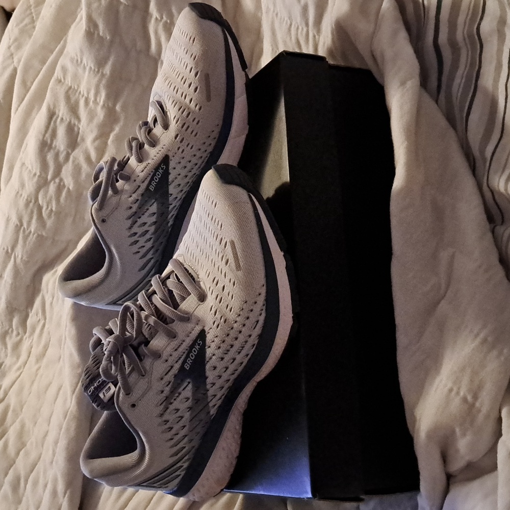 Like new brooks tennis shoes